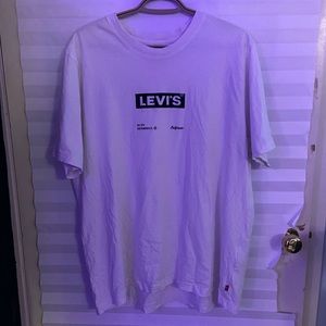 Levi’s white and black logo tee